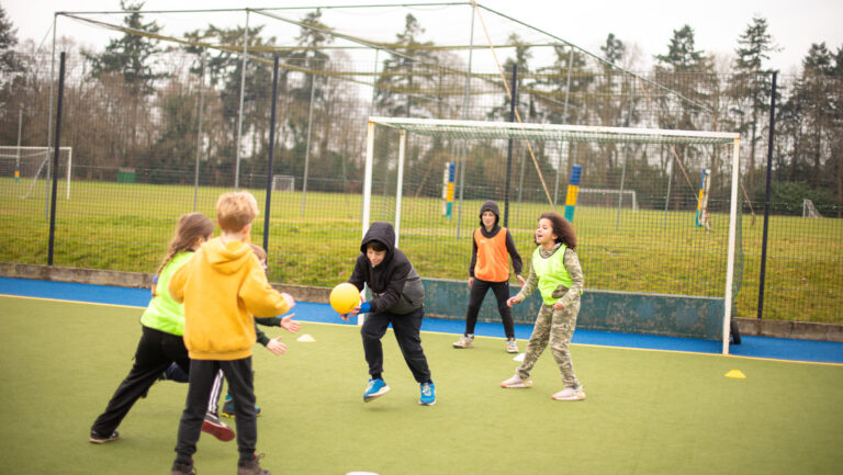 Kids playing handball at our sports club at Educamps